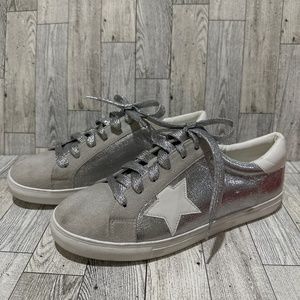 Women’s la sheelah silver metallic star fashion sneaker shoes size 10